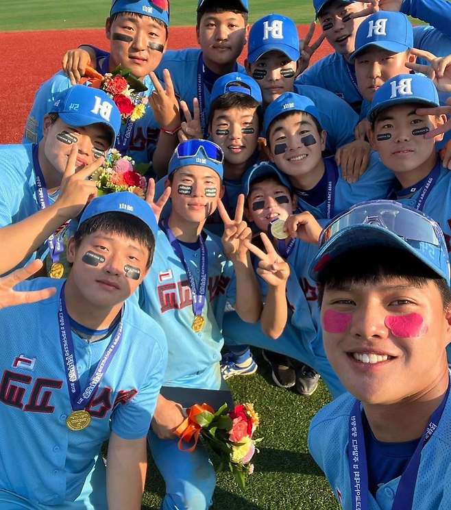 원상현(맨 윗줄 오른쪽 2번째)과 성영탁(오른쪽 밑에서 2번째)이 2023년 5월 29일 목동구장에서 열린 제77회 황금사자기 전국고교야구대회 겸 주말리그 왕중왕전(동아일보사·스포츠동아·대한야구소프트볼협회 공동주최) 결승전에서 선린인터넷고를 꺾고 우승한 뒤 기뻐하고 있다. 사진출처|원상현 인스타그램 캡처