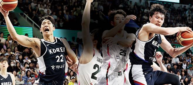 지난 13일 경기도 안양정관장아레나에서 열린 2025 남자농구 국가대표 평가전 한국과 일본의 경기. 슛을 시도하는 한국 여준석(왼쪽)과 리바운드를 잡고 있는 이현중(오른쪽). 연합뉴스