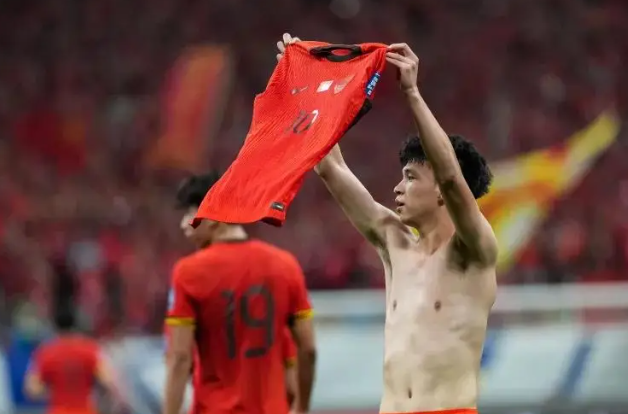 ▲ 한국전에 선발 출전한 왕위동은 잠시 번뜩이는 움직임을 보이기도 했지만, 경기 내내 한국의 수비에 막히며 고전했다. 이어 일본전에서도 선발로 출전했지만, 유효 슈팅 1회를 기록했을 뿐 축구 천재와는 거리가 먼 모습이었다. ⓒ 소후닷컴