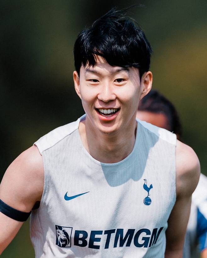 ▲ 손흥민의 이적은 재정 문제가 아닌, 전술적 선택 혹은 세대교체의 일환으로 간주되고 있다. 손흥민은 지난 시즌 프로 데뷔 첫 시즌 이후 처음으로 프리미어리그 두 자릿수 득점에 실패했다.토트넘은 33세 베테랑 손흥민을 언제까지 핵심으로 기용할 것인가에 대한 고민이 있을 수밖에 없다. ⓒ 토트넘 홋스퍼