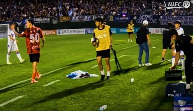 김포FC 박동진(왼쪽 50번)가 지난달 29일 김포솔터축구장에서 열린 인천 유나이티드전 직후 인천 외국인 코치를 향해 손가락 욕설을 하는 장면. /사진=인천 공식 유튜브 IUFC TV 채널 영상 캡처