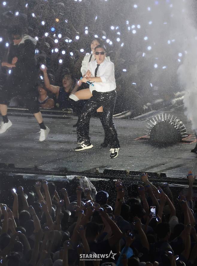 가수 싸이가 28일 오후 인천 아시아드 주경기장에서 진행된 '싸이 흠뻑쇼 SUMMERSWAG 2025’ 콘서트에서 멋진 공연을 펼치고 있다. /2025.06.28 /사진=이동훈 photoguy@