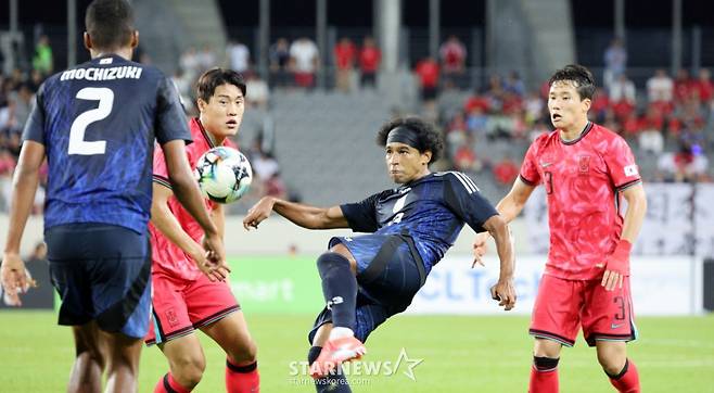 일본 피사노가 15일 용인미르종합운동장에서 열린 2025 동아시아축구연맹(EAFF) E-1 챔피언십(동아시안컵) 일본과의 최종전 후반 볼을 걷어내고 있다. 2025.07.15. /사진=강영조 선임기자