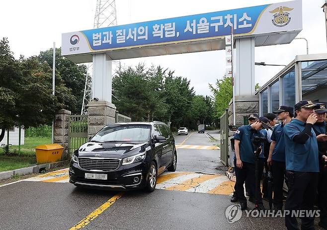 서울구치소 나서는 차량 (의왕=연합뉴스) 서명곤 기자 = '12·3 비상계엄' 관련 내란·외환 의혹을 수사하는 조은석 특별검사팀이 윤석열 전 대통령에 대한 강제 구인 실패와 관련해 경위 파악에 나섰다. 출석 요구에 불응하면서 실체 규명을 위한 형사사법 절차 진행에 협조하지 않는 윤 전 대통령의 대응 방식도 강하게 비판했다. 사진은 15일 경기도 의왕시 서울구치소에서 경광등을 한 차량이 구치소를 나서는 모습. 2025.7.15 seephoto@yna.co.kr