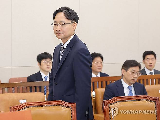 선서 위해 이동하는 임광현 국세청장 후보자 (서울=연합뉴스) 류영석 기자 = 임광현 국세청장 후보자가 15일 서울 여의도 국회 기획재정위원회에서 열린 인사청문회에서 선서를 위해 발언대로 이동하고 있다. 2025.7.15 ondol@yna.co.kr