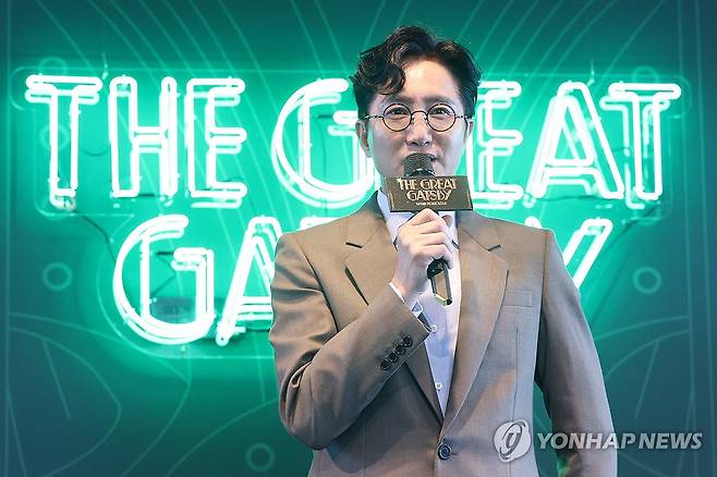인사말 하는 신춘수 대표 (서울=연합뉴스) 강민지 기자 = 신춘수 오디컴퍼니 대표가 15일 서울 서초구 솔빛섬 무드서울에서 열린 뮤지컬 '위대한 개츠비' 서울 론칭 쇼케이스 '퍼스트 룩(FIRST LOOK)'에서 인사말을 하고 있다. 2025.7.15 mjkang@yna.co.kr