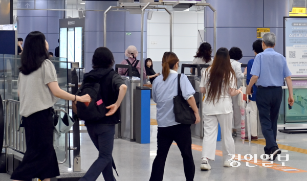 16일 오전 인천지하철 1호선 아라역에서 열차를 이용한 시민들이 출구로 나가고 있다. 2025.7.16 /김용국기자 yong@kyeongin.com