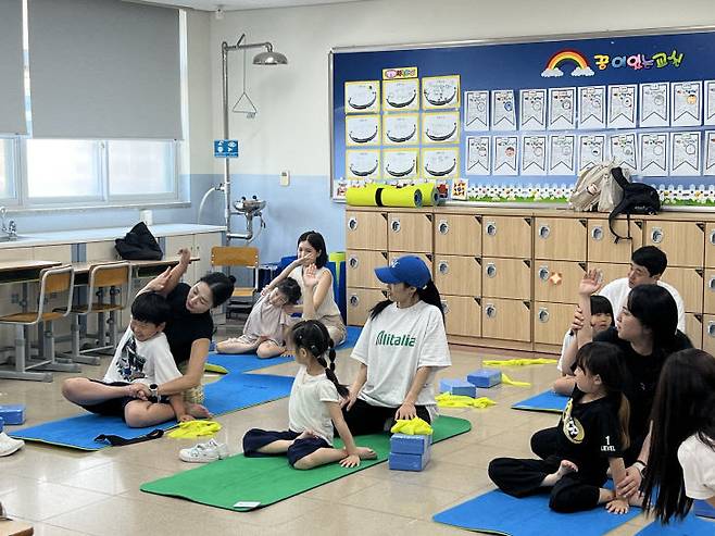 연화초 선택형 교육프로그램 '성장요가' 시간에 학생들이 부모님과 공개활동에 참여하고 있다.