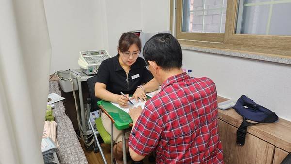 태안노인복지관(관장 김노정)은 지난달 24일 이용 어르신의 치매조기발견을 위해 태안군치매안심센터와 연계하여 31명의 어르신들에게 인지선별검사(CIST)를 진행했다.