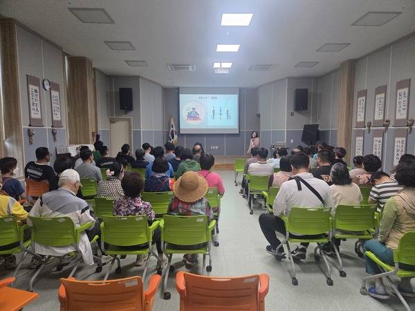 태안군장애인복지관(관장 이종만)은 지난달 26일 복지관 이용자를 대상으로 '하하호호 웃음치료' 주제로 웃음이 넘치는 복지관을 만들기 위해 웃음치료교육을 실시했다.