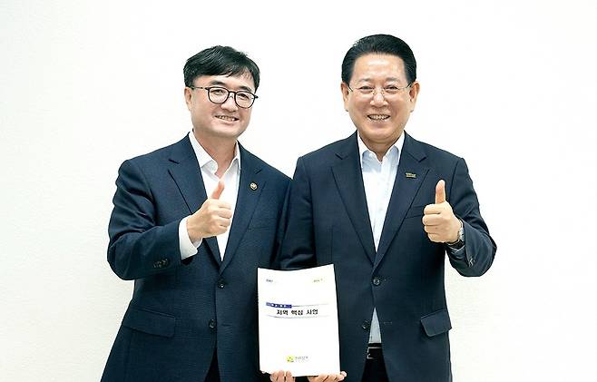 김영록 전남지사가 16일 서울지방조달청에서 임기근 기획재정부 2차관과 면담을 갖고 전남도 핵심 사업 해결을 위한 건의 및 협조를 요청했다.<전남도 제공>