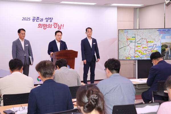 박완수 경남도지사가 지난 10일 도청 프레스센터에서 '부산~양산~울산 광역철도 예타 통과'를 설명하고 있다. /경남도