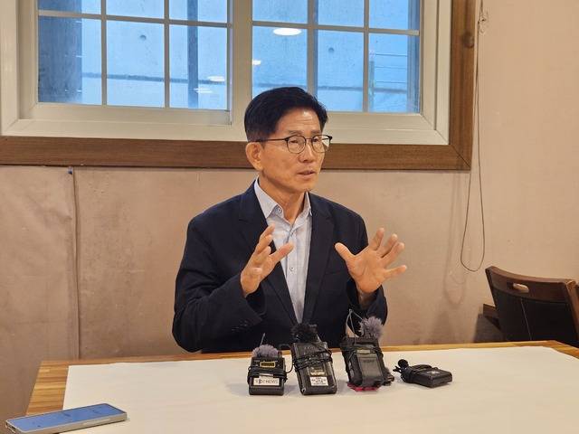 국민의힘 차기 당대표 선거 출마가 거론되는 김문수 전 대선 후보가 16일 수성구 한 한정식집에서 기자들과 만나 얘기를 하고 있다. 이혜림 기자