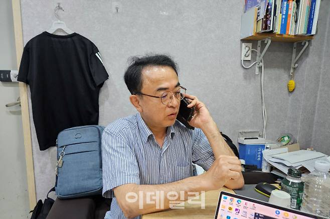 고병수 원장이 환자에게 걸려온 전화를 받고 상담하고 있는 모습. 그는 진료시간 외에도 3평(약 10㎡) 남짓한 방에서 환자의 전화 상담에 응하며 분주한 모습이었다.(사진=안치영 기자)