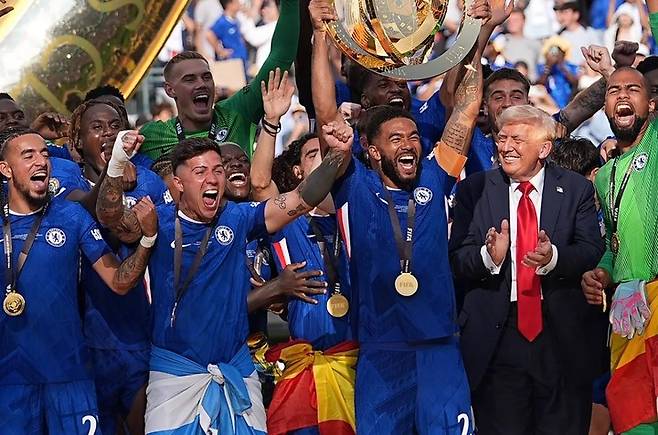 트럼프 대통령과 함께 클럽월드컵 우승 트로피 세리머니를 하는 첼시 선수단