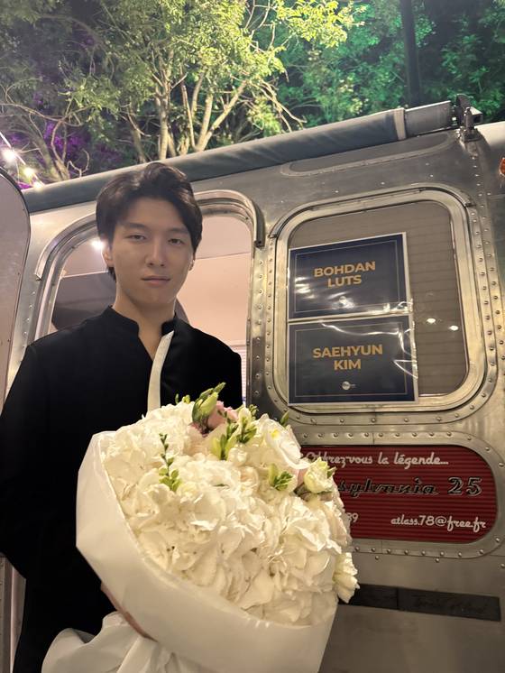 피아니스트 김세현(18)이 '르 콩세르 드 파리(Le Concert de Paris)' 공연을 펼친 뒤 분장실에서 찍은 사진 〈사진=크레디아〉