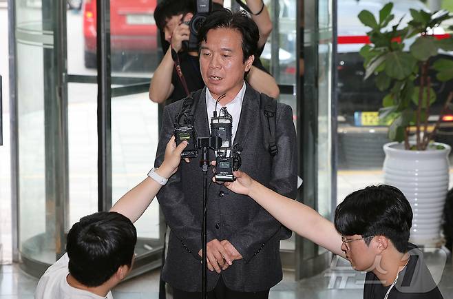 철도 기관사 출신 김영훈 고용노동부 장관 후보자가 지난달 24일 오후 서울 중구 서울지방고용노동청 인사청문회 준비 사무실로 출근하며 취재진 질문에 답하고 있다. 2025.6.24/뉴스1 ⓒ News1 김진환 기자