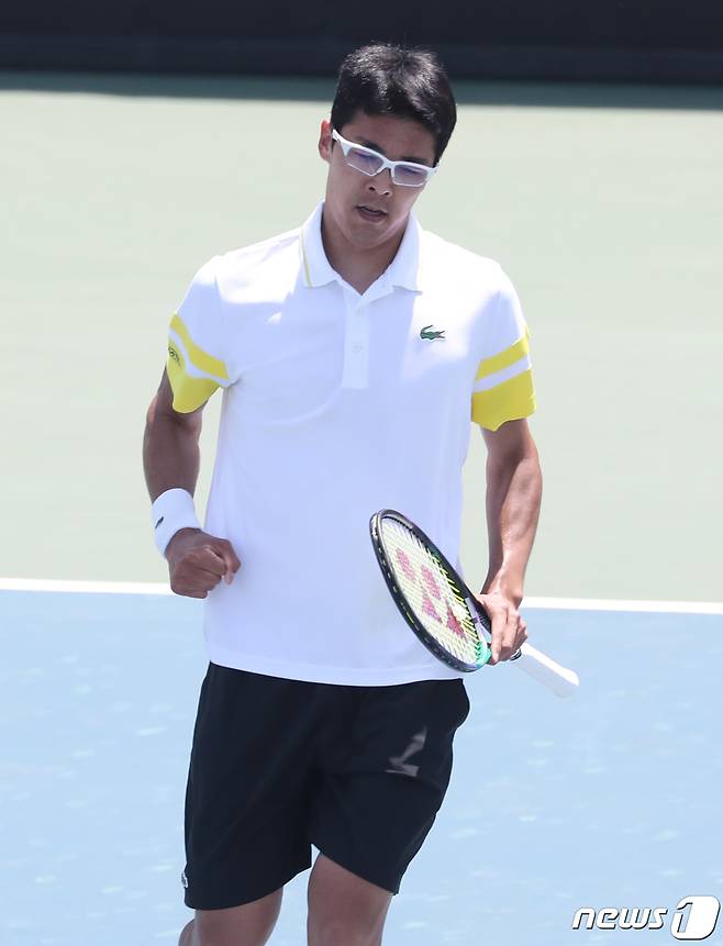 한국 테니스의 간판 정현이 9일 부산 금정구 스포원파크 테니스경기장에서 열린 '남자프로테니스(ATP) 부산오픈챌린저'에서 일본의 우치야마 야스타카와 단식 본선 1회전 경기를 펼치고 있다. 2023.5.9/뉴스1 ⓒ News1 윤일지 기자