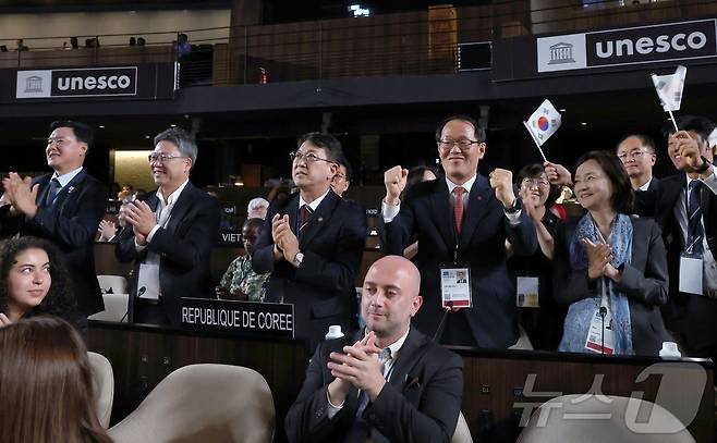 최응천 국가유산청장과 정부대표단, 부산시 관계자 등이 16일(한국시간) 프랑스 파리 유네스코 본부에서 열린 제47차 유네스코 세계유산위원회에서 차기 세계유산위원회 개최지로 대한민국 부산이 확정되자 환호하고 있다. 2025.7.16/뉴스1 ⓒ News1 이준성 기자