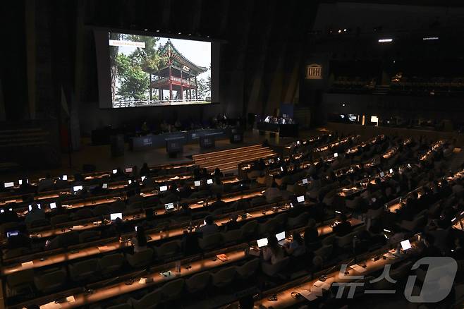 2026년 세계유산위원회 개최지로 부산이 확정된 16일 새벽(한국시간) 프랑스 파리 유네스코 본부 회의장 대형 스크린에 부산 홍보영상이 상영되고 있다. 2025.7.16/뉴스1 ⓒ News1 이준성 기자