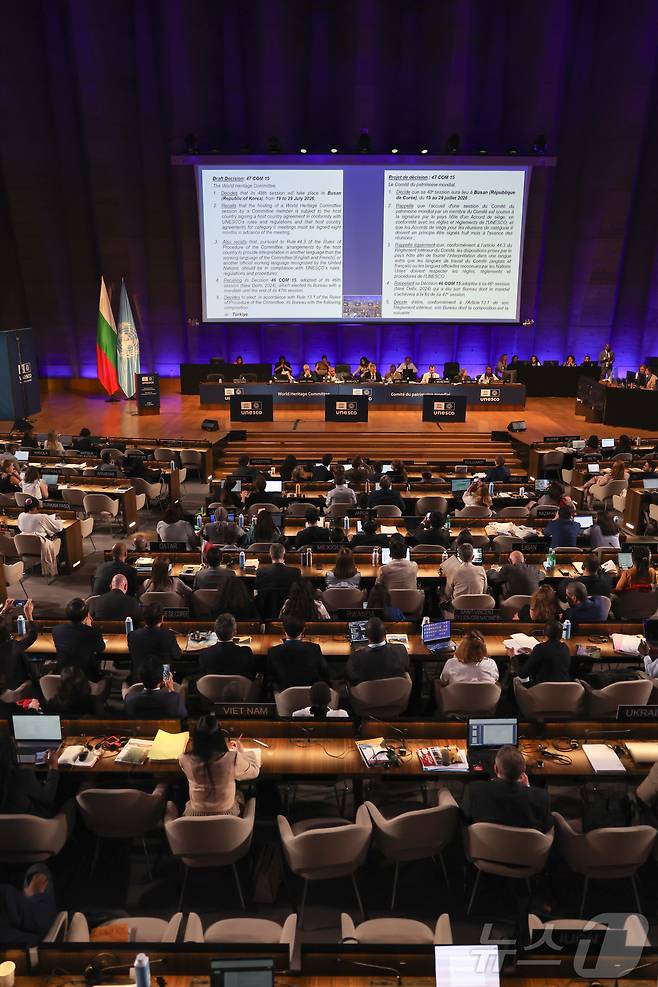 2026년 제48차 세계유산위원회 개최지로 부산이 확정된 16일 새벽(한국시간), 프랑스 파리 유네스코 본부에서 열린 제47차 세계유산위원회가 관련 내용을 담은 제15호 결정문을 본회의장에서 공식 채택하고 있다. 2025.7.16/뉴스1 ⓒ News1 이준성 기자