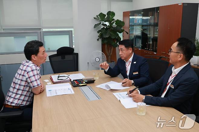 정영철 영동군수가 행안부를 방문해 지역 현안사업을 설명하고 있다. (영동군 제공, 재판매 및 DB금지) /뉴스1