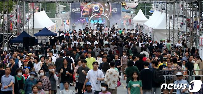 2023년 8월17일 대전 중구 은행동과 대전역 일대에서 진행된 '0시 축제' 폐막식에서 관람객들이 축제를 즐기고 있다. 2023.8.17/뉴스1 ⓒ News1 김기태 기자