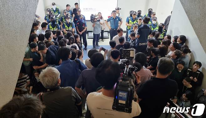 오송참사 유가족협의회와 시민대책위원회가 4일 청주시청 임시청사에서 시장과 면담을 요구하며 시장실 진입을 시도하고 있다. 이들은 희생자 시민분향소 연장 운영 등을 시청에 요구하고 있다. 2023.9.4/뉴스1 ⓒ News1 김용빈 기자