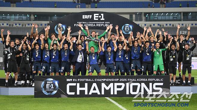 15일 오후 경기도 용인미르스타디움에서 열린 E-1 챔피언십(동아시안컵) 한국과 일본의 경기. 일본이 1대0으로 승리하며 우승을 차지했다. 시상식에서 주장 유토가 우승 트로피를 들어올리자 선수들이 환호하고 있다. 용인=정재근 기자 cjg@sportschosun.com/2025.7.15/