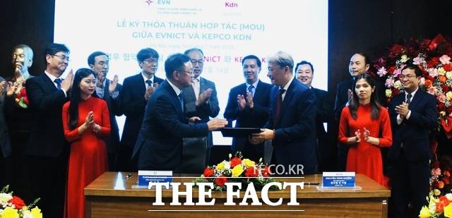 한전KDN이 베트남 EVNICT와 업무협약을 체결하고 있다./한국KDN