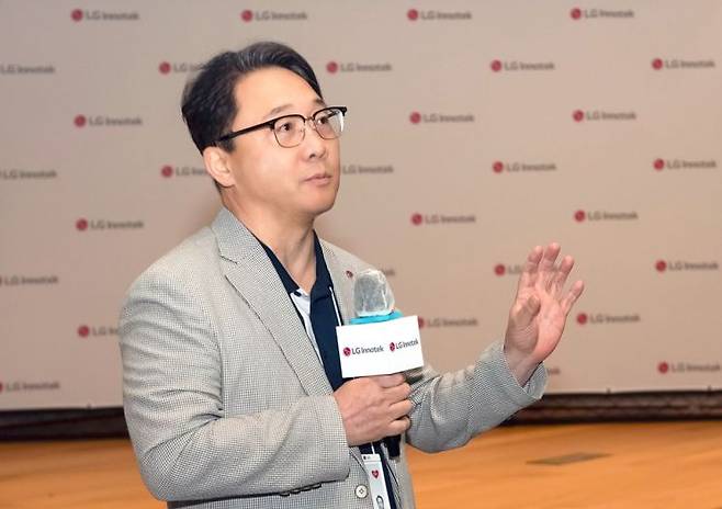 유병국 LG이노텍 전장부품사업부장(전무)가 15일 서울 강서구 마곡 LG사이언스파크에서 열린 기술 설명회에서 사업 전략을 소개하고 있다. LG이노텍