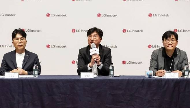 서울 강서구 마곡 LG사이언스파크에서 열린 LG이노텍의 차세대 디지털키 솔루션 기술 설명회에서 김홍필 커넥티비티 사업담당(상무), 김현근 전장마케팅담당, 남형기 커넥티비티 개발실장이 질의응답을 하고 있다. LG이노텍