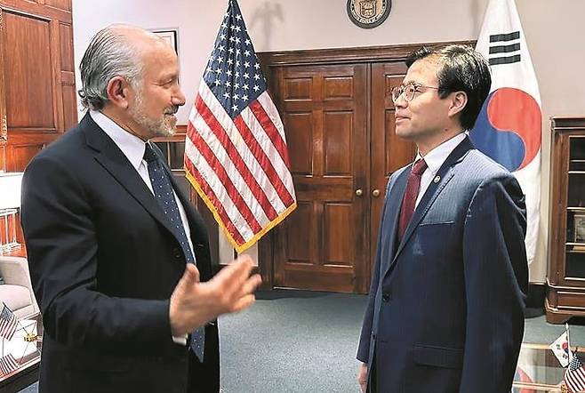 지난 7일(현지 시각) 미국 상무부에서 하워드 러트닉(왼쪽) 상무 장관과 여한구 산업통상자원부 통상교섭본부장이 면담하고 있다. 당시 러트닉 장관은 한미 제조업 협력 강화를 위해 한국 정부 주도의 대규모 펀드 조성을 제안한 것으로 알려졌다./산업통상자원부