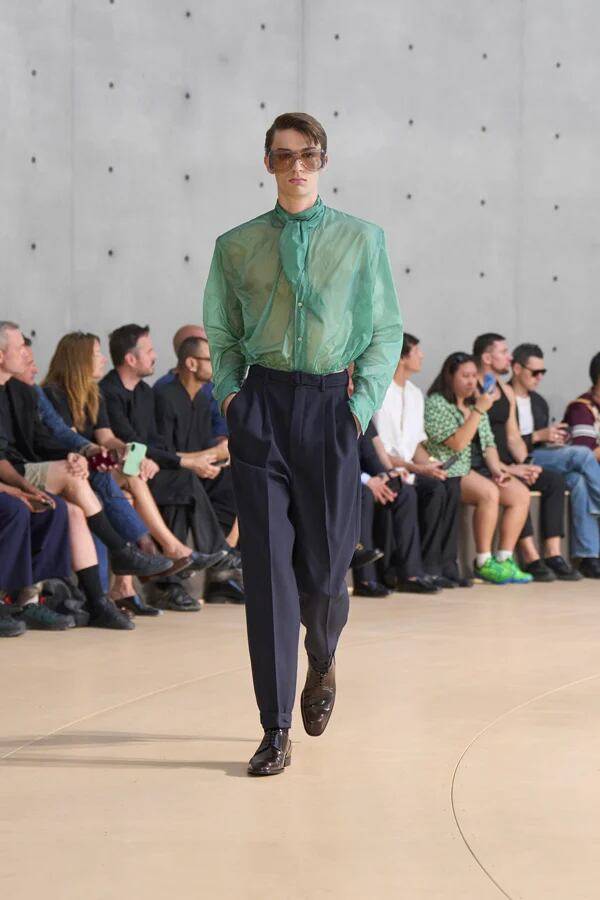 6월 파리에서 열린 '2026 봄여름 남성 패션 위크' 생로랑 쇼. 속이 비치는 얇은 실크 재질에 스카프 스타일의 넥타이를 셔츠 중간 단추 사이에 넣어 포인트를 줬다. 생로랑