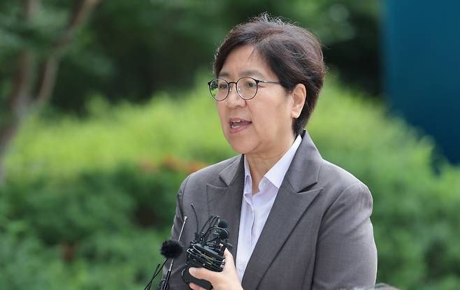 정은경 보건복지부 장관 후보자가 지난 30일 서울 중구 남대문로에 마련된 인사청문회 준비 사무실로 출근하며 취재진 질문에 답하고 있다./연합뉴스