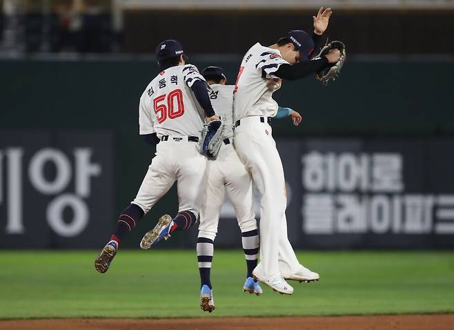 지난 5월 7일 부산 사직에서 열린 프로야구 롯데와 SSG의 경기에서 6대 2로 승리한 롯데 선수들이 기뻐하고 있다. /뉴스1