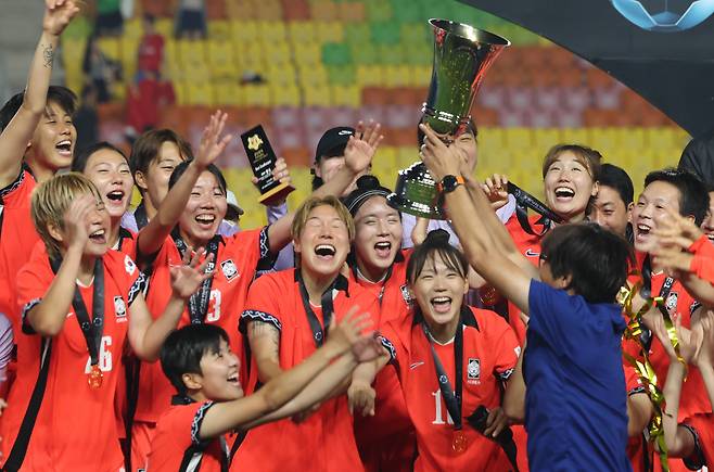 16일 동아시안컵 우승을 차지한 한국 여자 축구 대표팀이 시상식에서 기뻐하고 있다. /뉴스1