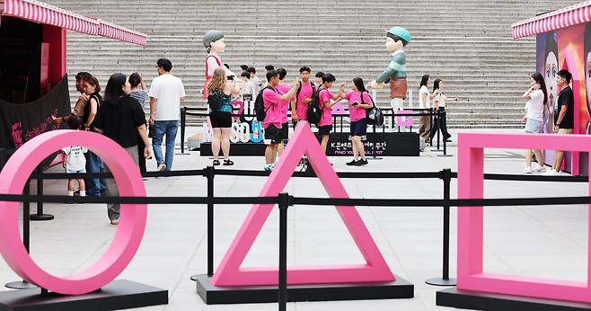 지난 1일 오후 서울 종로구 광화문광장에 마련된 넷플릭스 시리즈 '오징어 게임' 시즌3 팝업을 찾은 시민들이 드라마 조형물을 관람하고 있다./뉴스1