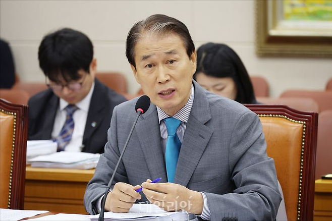 권오을 국가보훈부 장관 후보자가 15일 국회 정무위원회 인사청문회에서 의원들의 질의에 답변하고 있다. ⓒ데일리안 홍금표 기자