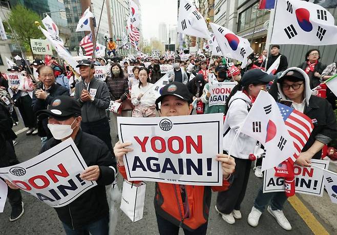 지난 4월 19일 서울 서초구 교대역 인근에서 윤석열 대통령의 복귀를 요구하는 '윤어게인(YOON AGAIN)' 집회가 열리고 있다. ⓒ뉴시스
