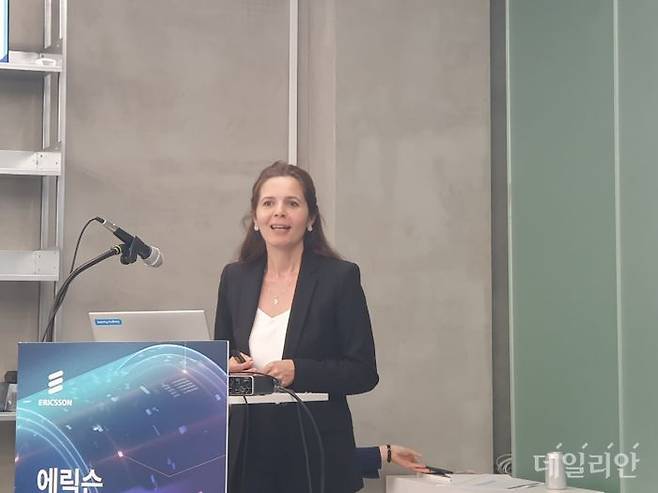 시벨 톰바즈 박사(Dr. Sibel Tombaz) 에릭슨 코리아 파트너스 CEO가 16일 서울 HSBC빌딩에서 진행한 '에릭슨 모빌리티 리포트 기자간담회'에서 최신 '에릭슨 모빌리티 리포트(Ericsson Mobility Report)'를 설명하고 있다.ⓒ데일리안 조인영 기자
