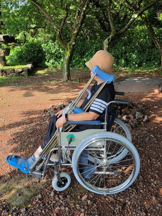 돌문화공원에서 휠체어를 빌려 둘러보다 잠시 쉬고 있는 아내 ⓒ