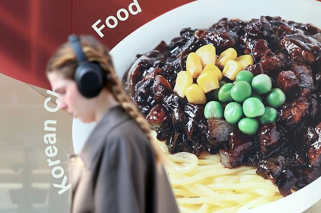 자장면 판매를 알리는 메뉴판(자료사진) 뉴스1