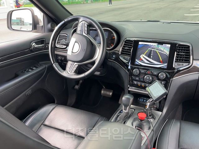 서울로보틱스가 15일 경기 판교에서 국내 미디어를 대상으로 B2B(기업간 거래) 소프트웨어 기술 ‘레벨5 컨트롤 타워’ 기술 시연에서 지프 그랜드 차량 뒷좌석에 직접 탑승해봤다. 운전석에 사람이 없지만 핸들이 알아서 조향하며 정해진 경로를 주행하고 있다. 장우진 기자