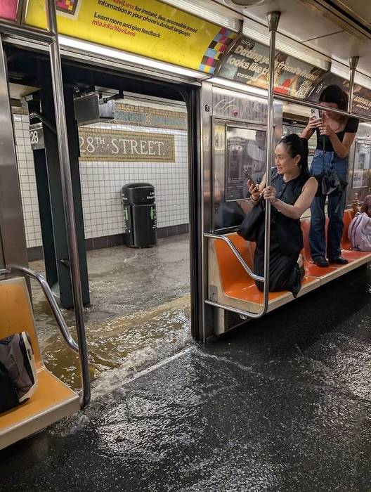 15일(현지 시간) 미국 뉴욕 맨해튼의 28번가 지하철역에서 폭우로 인해 지하철 안까지 물이 흘러 넘치고 있다. 〈사진=Juan Luis Landaeta X 캡처〉