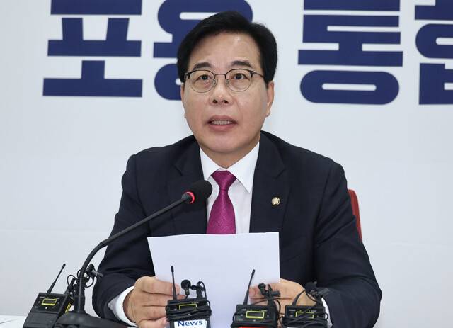 송언석 국민의힘 비상대책위원장 겸 원내대표가 16일 오전 국회에서 현안관련 기자간담회를 하고 있다. 윤운식 선임기자 yws@hani.co.kr