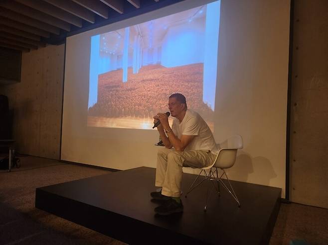 강원도 원주 뮤지엄 산에서 관객과의 대화 시간을 가진 안토니 곰리가 작품세계를 설명하고 있다. 사진 강혜승