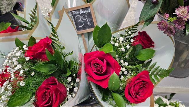 캐나다 토론토 피어슨 국제공항에서 팔리고 있는 40달러짜리 꽃다발이다. 만남의 설렘을 전하는 매개체이지만, 결국 생명의 가치보다 일회성 상품으로서의 역할이 강해 보인다. 김은아 제공