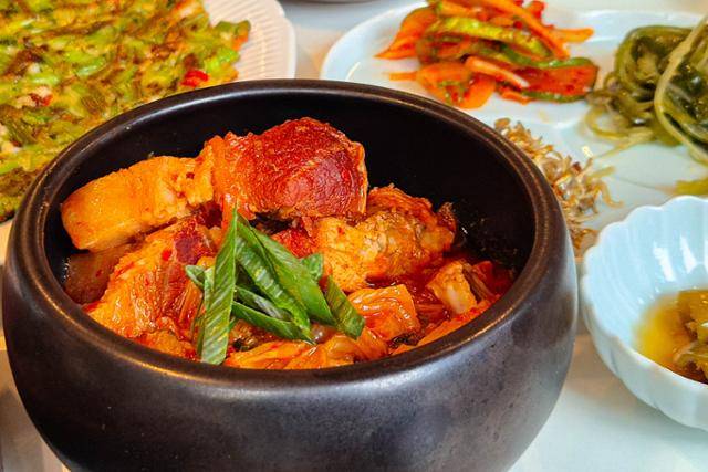 씨즌서울의 대표 메뉴 홍신애 김치찜.