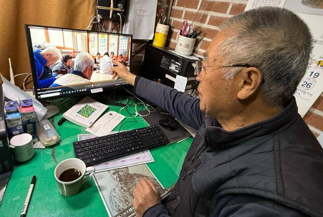 김연대가 자택에서 컴퓨터 화면으로 한실마을 자료를 보여주고 있다. 안동=허유정 기자